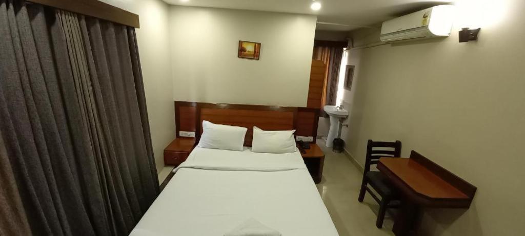 Parkwood Executive Rooms Inn Bangalore Bagian luar foto